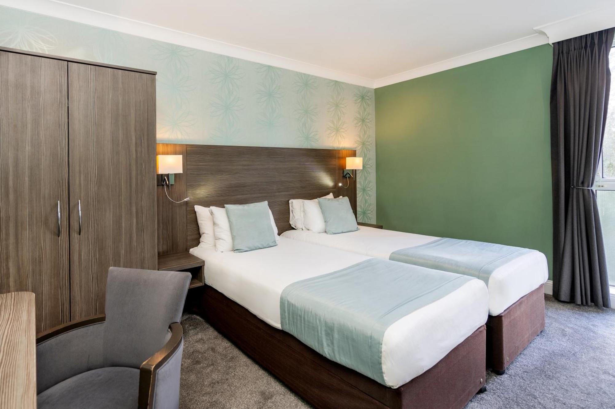Bromley Court Hotel London Екстериор снимка