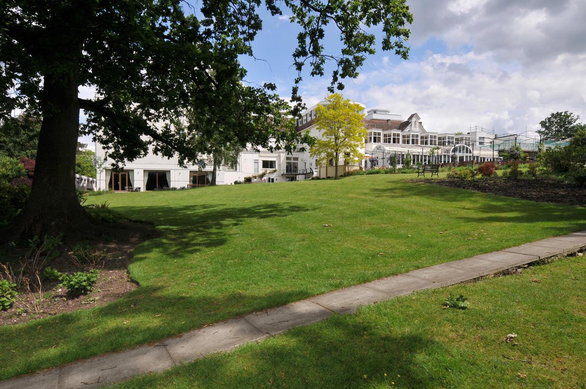 Bromley Court Hotel London Екстериор снимка